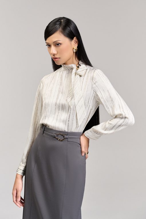 Sơ mi DT hoạ tiết, cổ tạo nơ đính tag TT