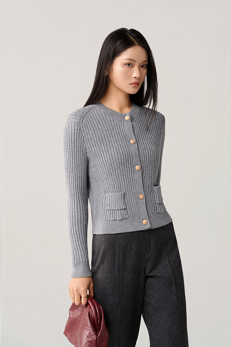 Áo khoác len cổ tròn túi ốp cách điệu