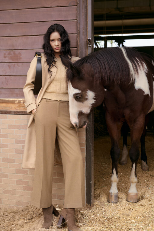 Quần suông túi chéo cách điệu, đính cúc