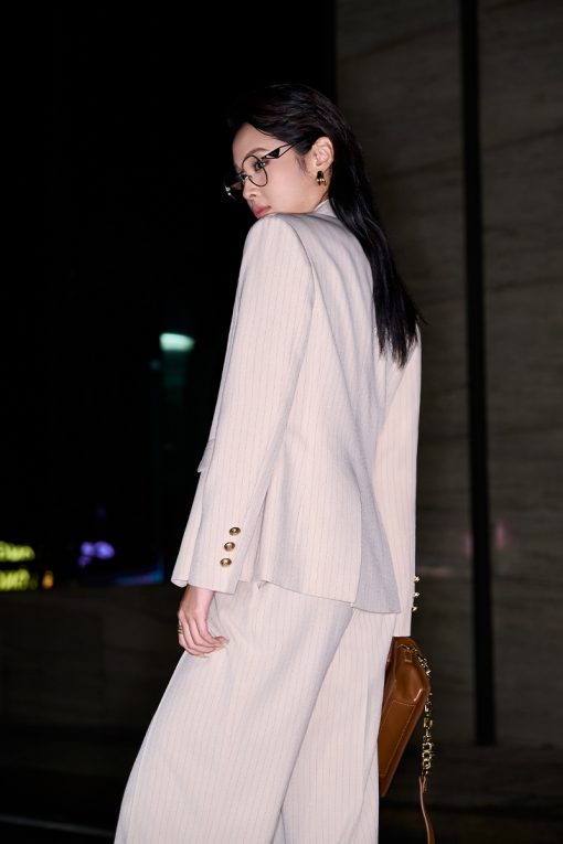 Áo vest suông ve cổ cách điệu