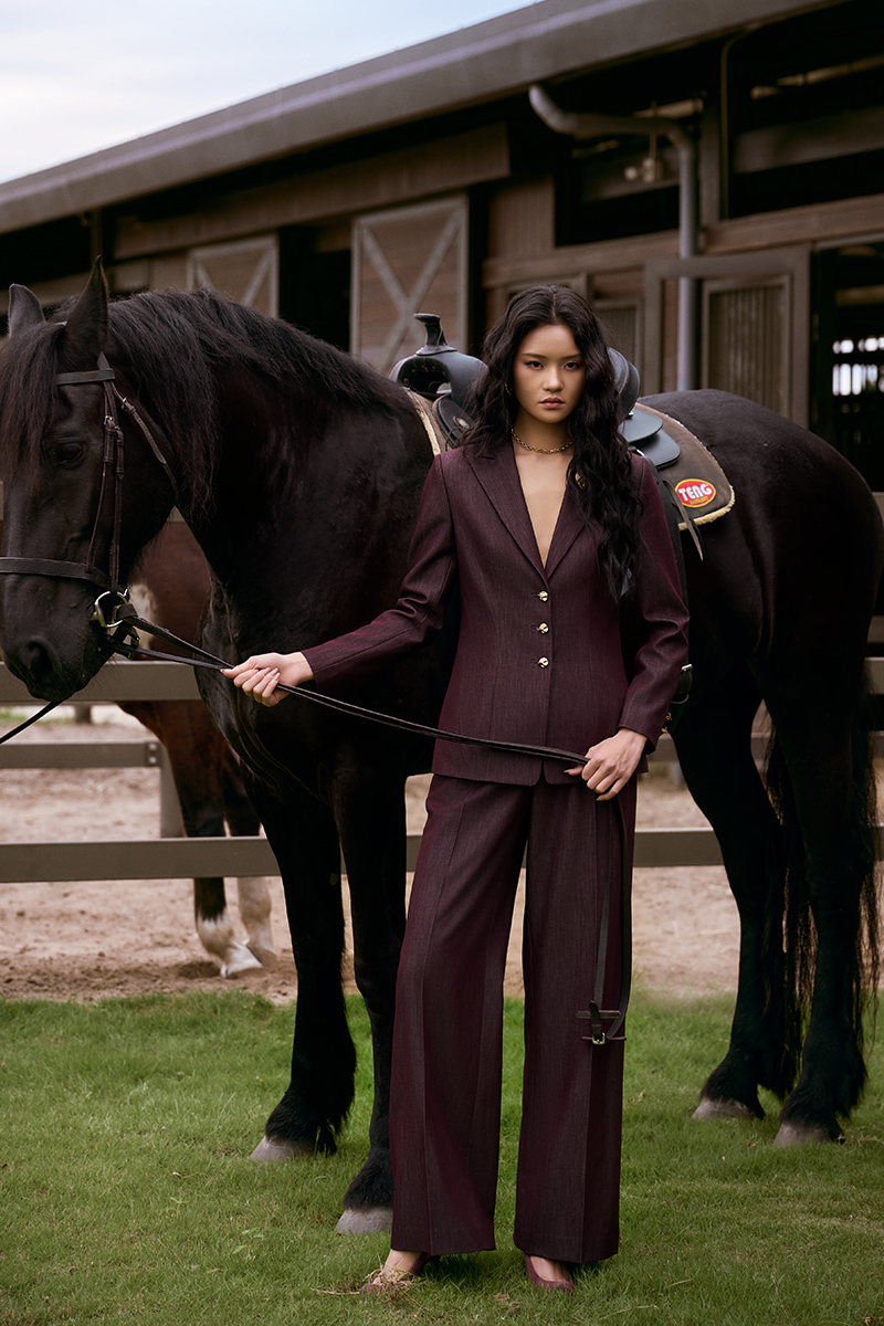 Áo vest ôm cổ 2 ve đính cúc trang trí