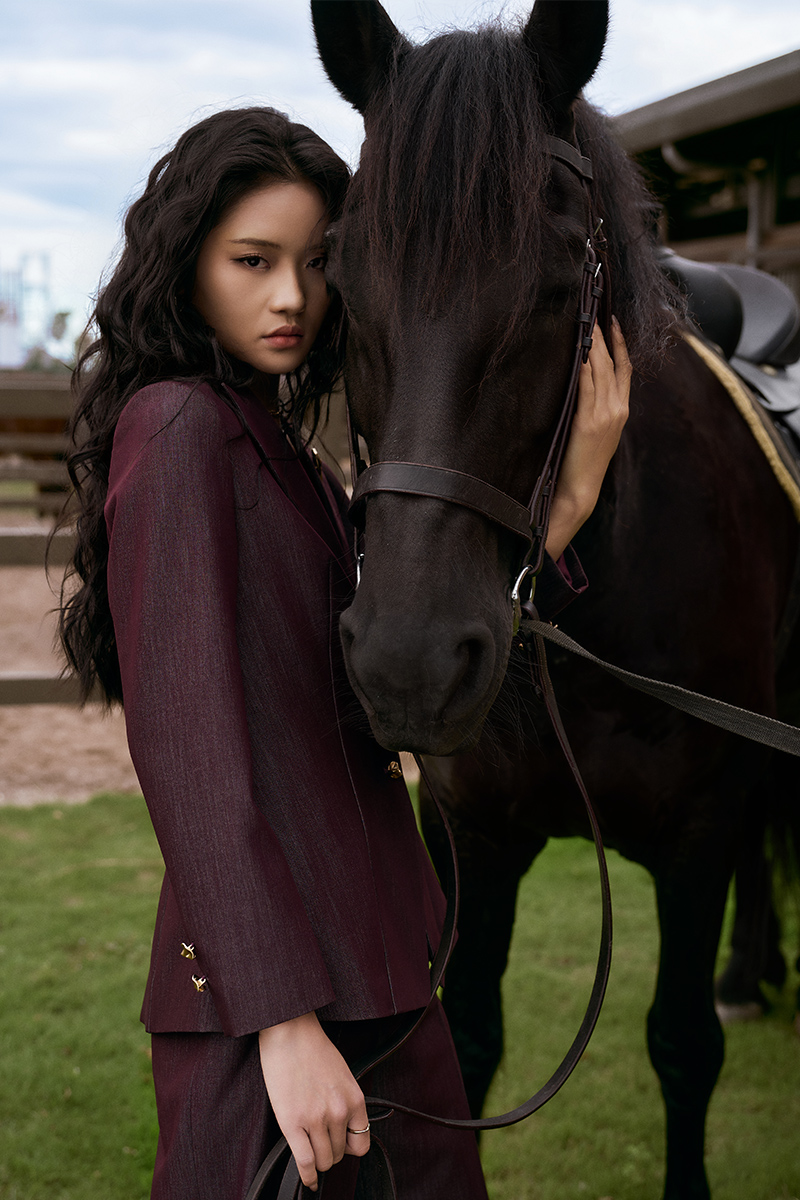 Áo vest ôm cổ 2 ve đính cúc trang trí