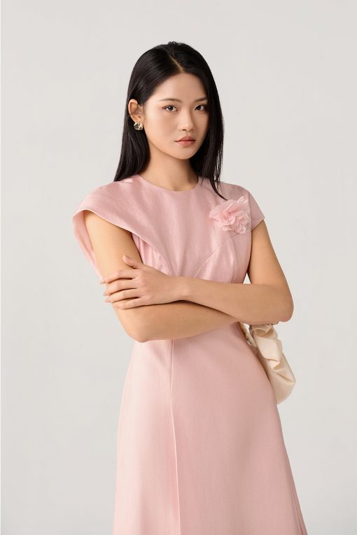 Đầm xòe tay liền thân cài hoa ngực