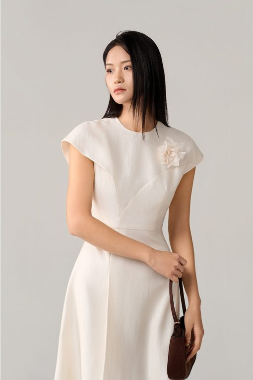 Đầm xòe tay liền thân cài hoa ngực