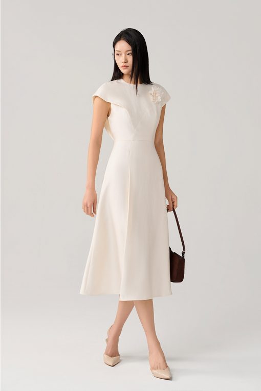 Đầm xòe tay liền thân cài hoa ngực