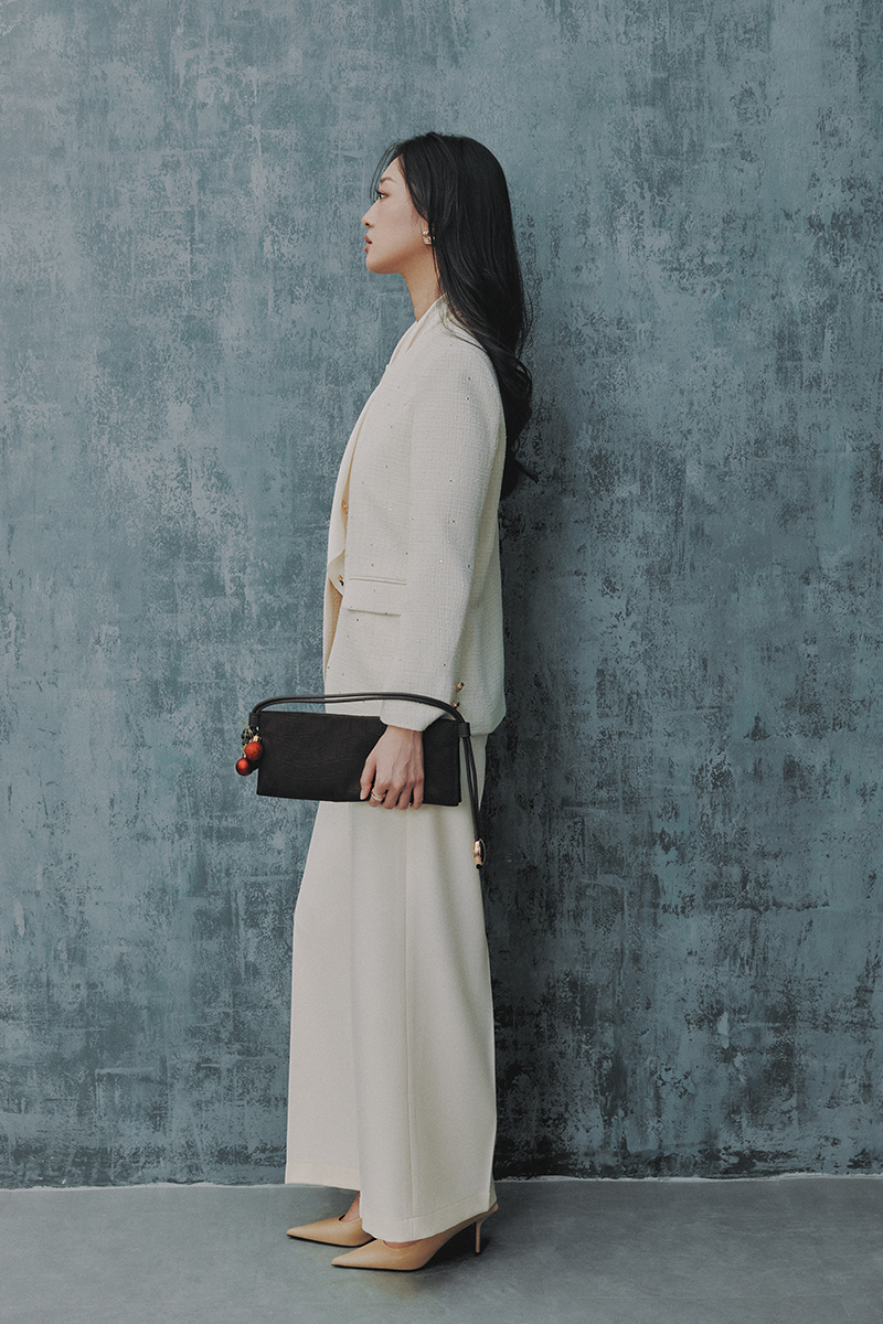 Áo khoác tweed cổ V phối khăn lụa