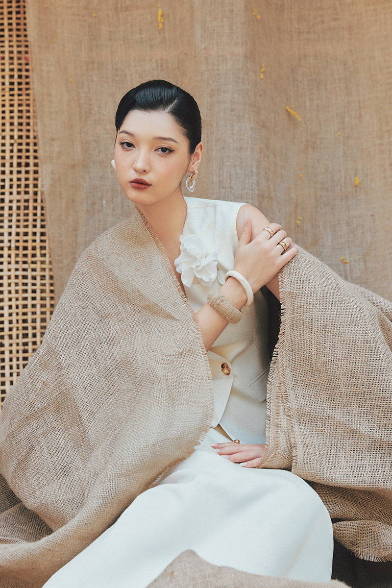 Áo khoác gile ly xúp gấu, ngực cài hoa