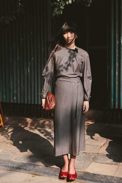 Chân váy dài cạp can chéo đính cúc