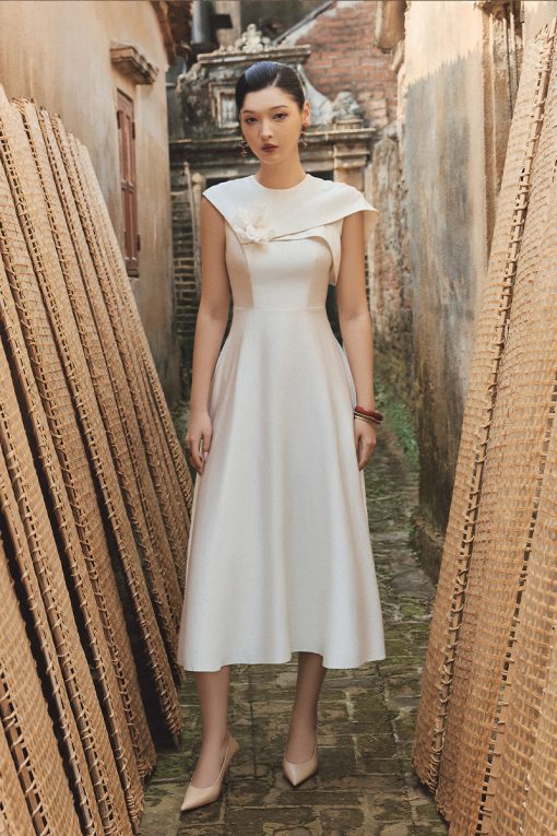 Đầm party vai chờm bong cách điệu cài hoa