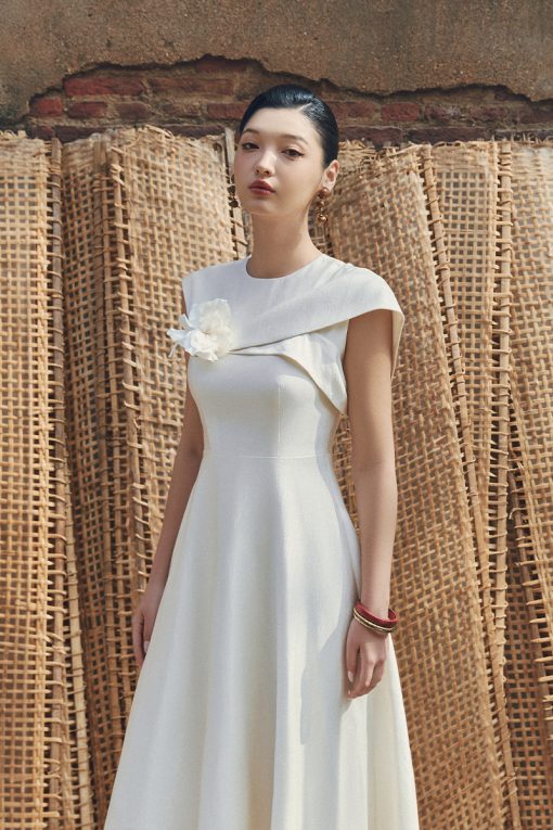 Đầm party vai chờm bong cách điệu cài hoa