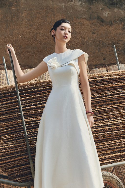 Đầm party vai chờm bong cách điệu cài hoa