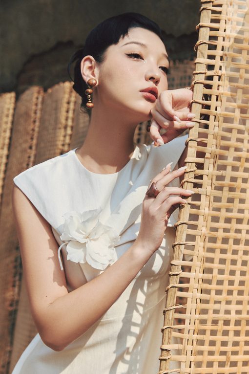 Đầm party vai chờm bong cách điệu cài hoa