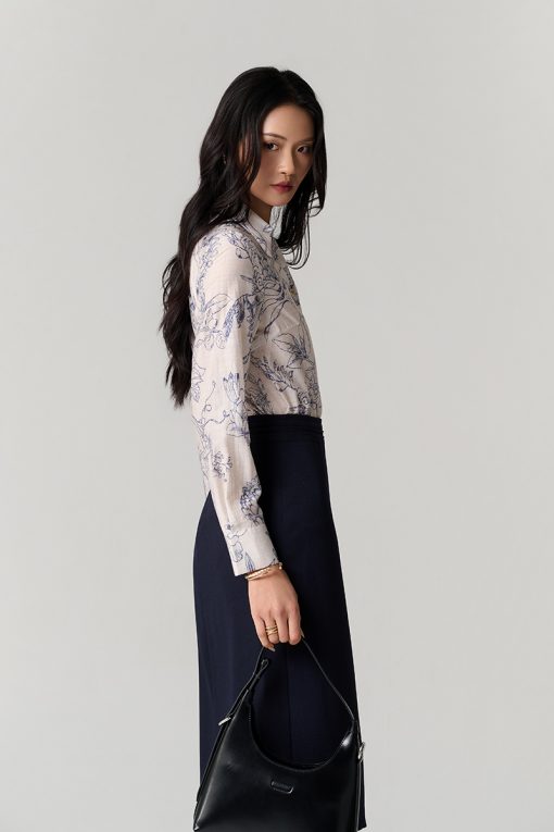 Sơ mi DT hoạ tiết cổ cài dây trang trí