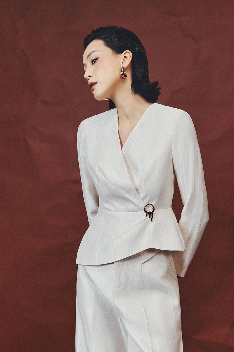 Áo kiểu peplum lệch cổ V xếp ly eo