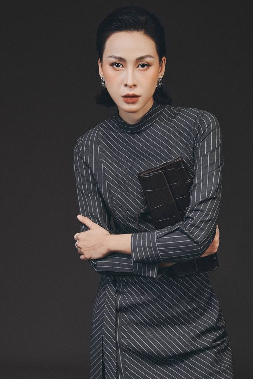 Đầm kẻ ôm cổ cao eo xếp kiểu luồn đai