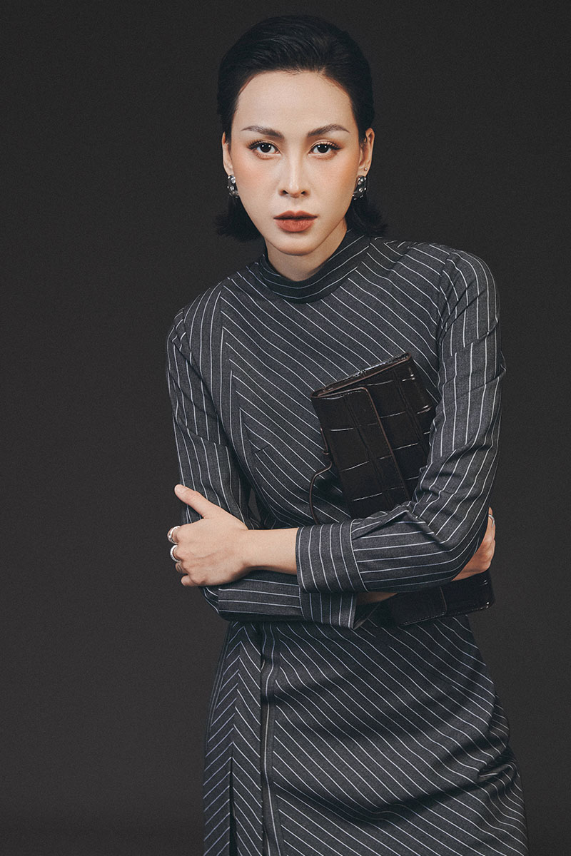 Đầm kẻ ôm cổ cao eo xếp kiểu luồn đai