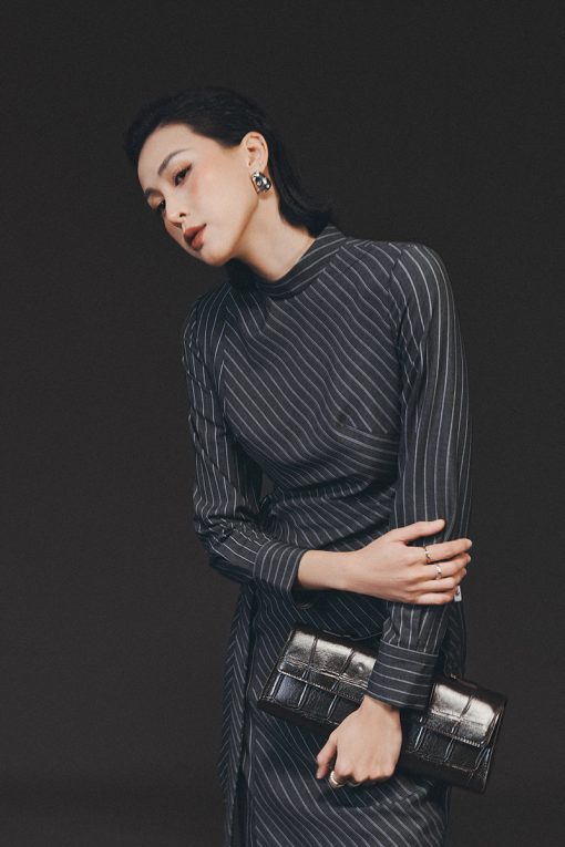 Đầm kẻ ôm cổ cao eo xếp kiểu luồn đai