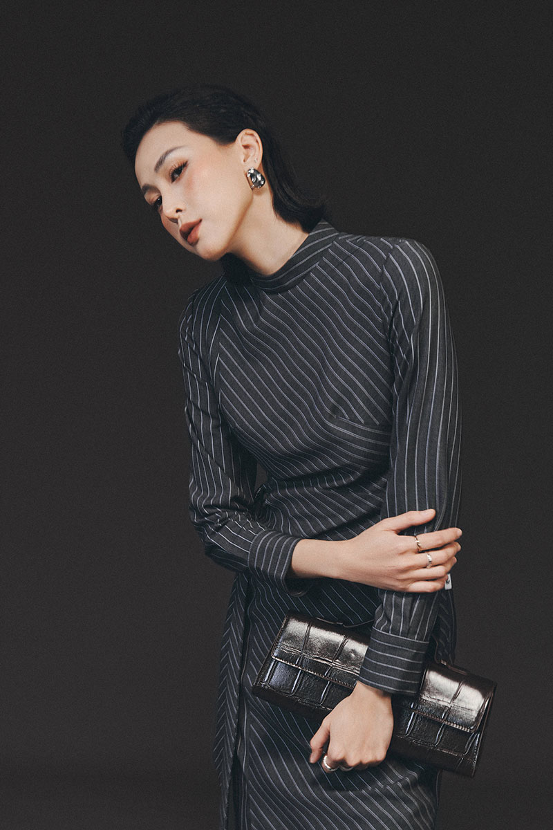 Đầm kẻ ôm cổ cao eo xếp kiểu luồn đai