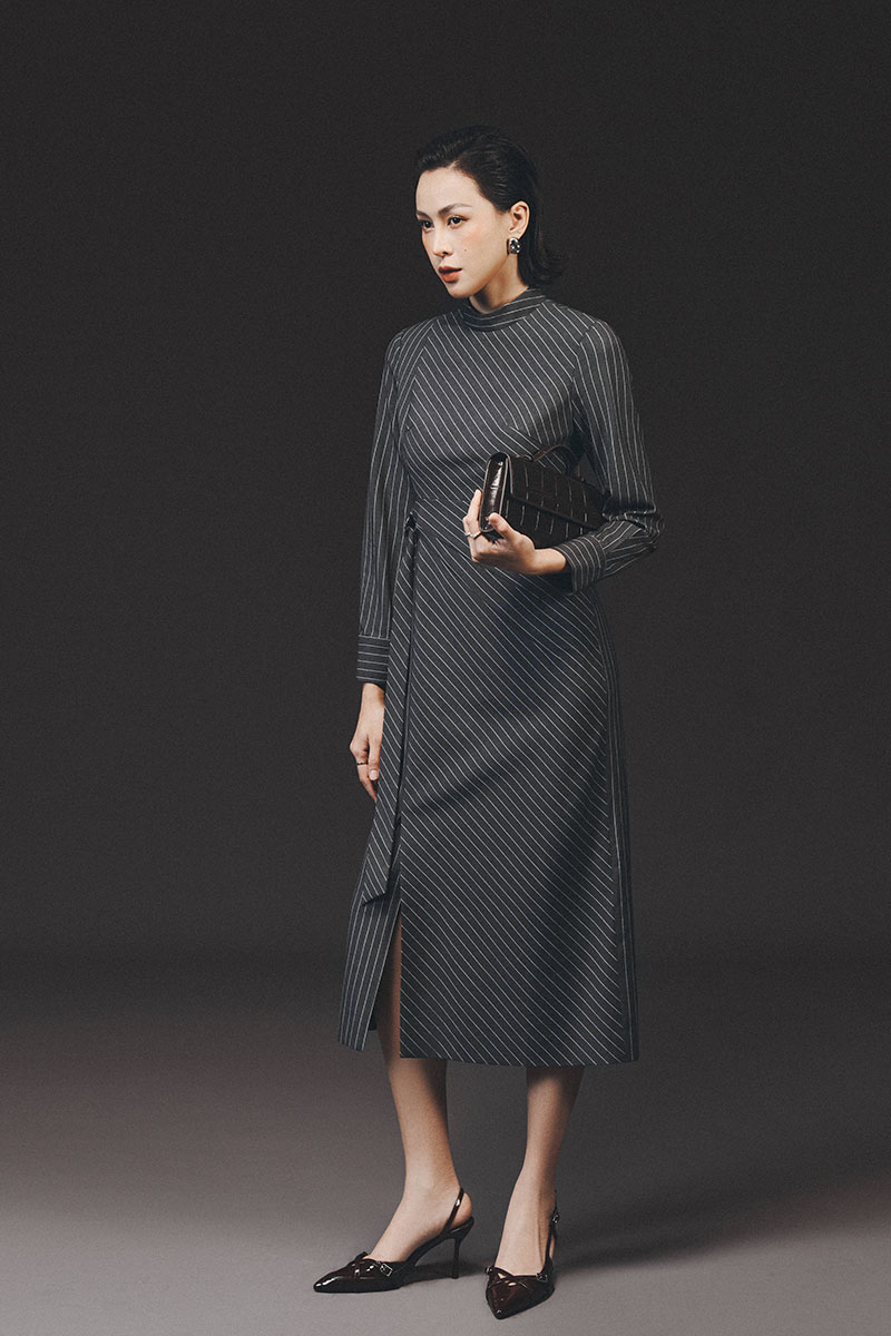 Đầm kẻ ôm cổ cao eo xếp kiểu luồn đai