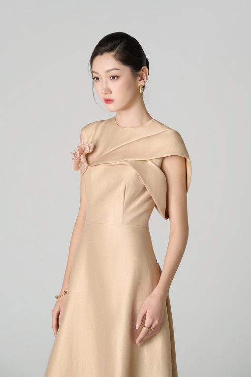 Đầm party vai chờm bong cách điệu cài hoa