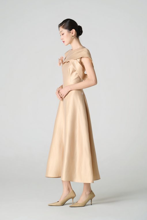 Đầm party vai chờm bong cách điệu cài hoa